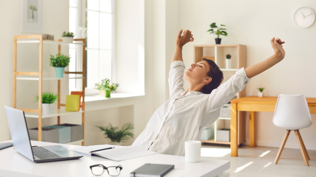 Femme s'étirant pour garder la forme